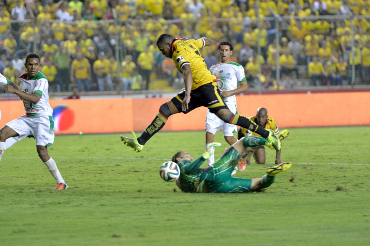El delantero Cristhian Su&aacute;rez (c) en el momento en que marc&oacute; el primero de los 3 tantos de Barcelona. Foto: William Orellana.