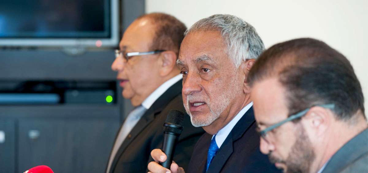 El ministro de Hidrocarburos, Carlos P&eacute;rez, estuvo acompa&ntilde;ado de Carlos Tejada (der.)  y Mauricio Samaniego, autoridades de Petroecuador EP.