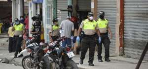 Agentes motorizados, protegidos con guantes y mascarillas, realizan controles en las zonas m&aacute;s transitadas de Guayaquil. 