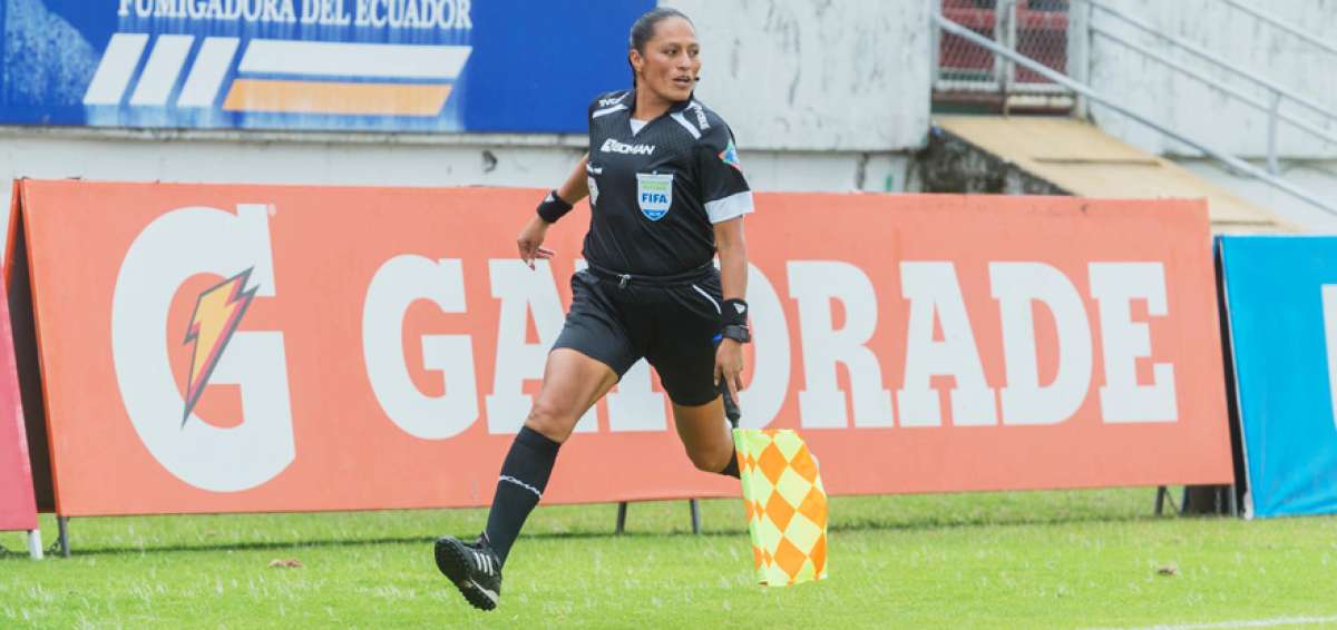M&oacute;nica Amboya fue asistente de campo en el partido entre Aucas y Mushuc Runa, por un cupo a la Copa Sudamericana. 