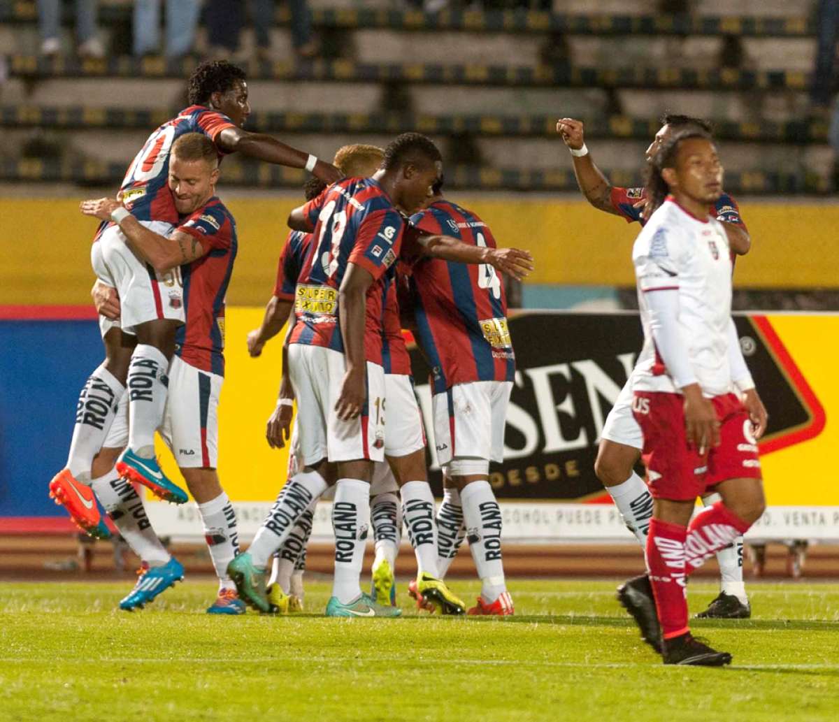 Los jugadores de Deportivo Quito abrazan a Juan Diego Rojas, que festej&oacute; con la hinchada su segundo gol. Foto: Miguel Jim&eacute;nez / El Tel&eacute;grafo