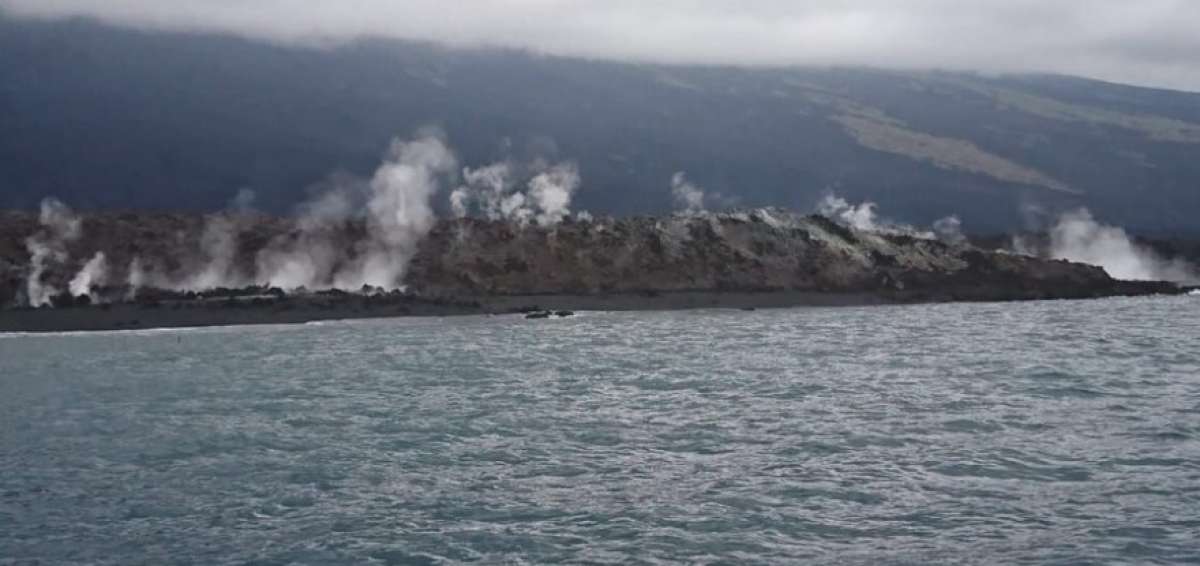 Cesan flujos de lava que llegaron a la orilla desde volc&aacute;n en Gal&aacute;pagos