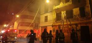 Agentes contra incendios, durante la sofocaci&oacute;n de las llamas.