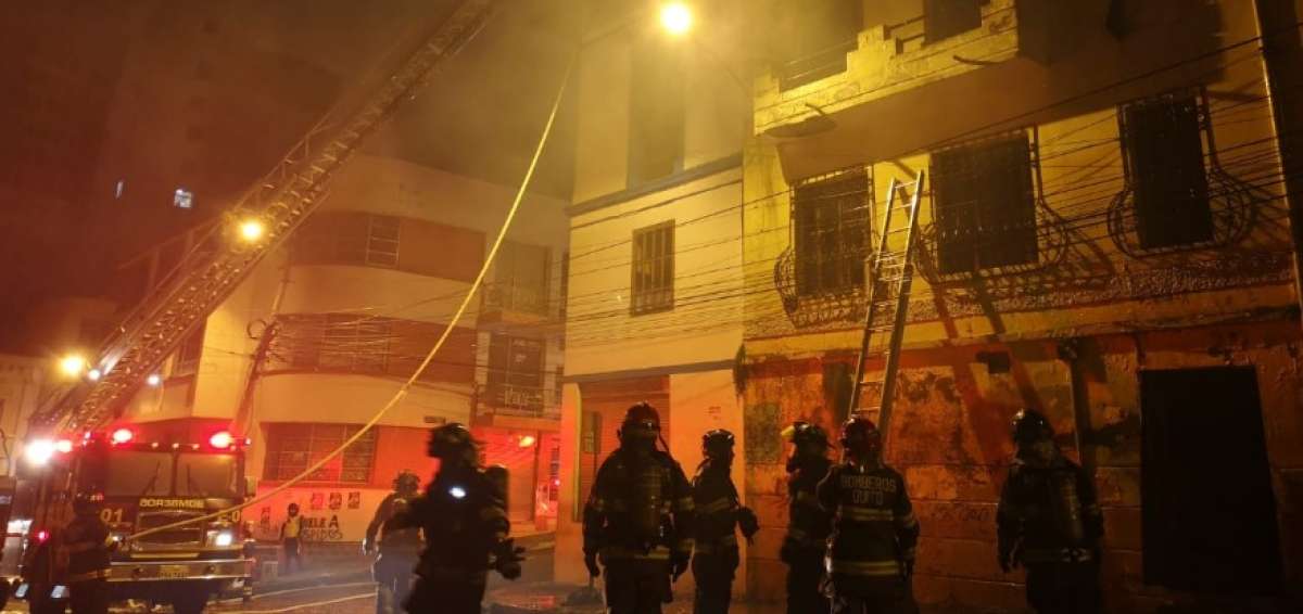 Agentes contra incendios, durante la sofocaci&oacute;n de las llamas.