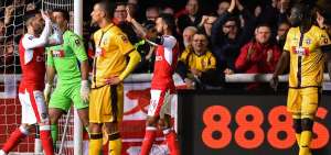 Con goles de P&eacute;rez y Walcott, Arsenal acaba con el sue&ntilde;o del Sutton