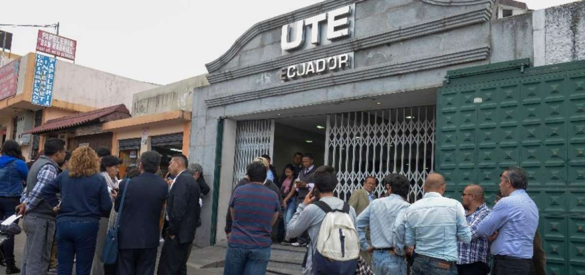 Los exempleados no pudieron ingresar a las instalaciones de la UTE para retirar sus pertenencias. En la puerta de la instituci&oacute;n recibieron la notificaci&oacute;n.