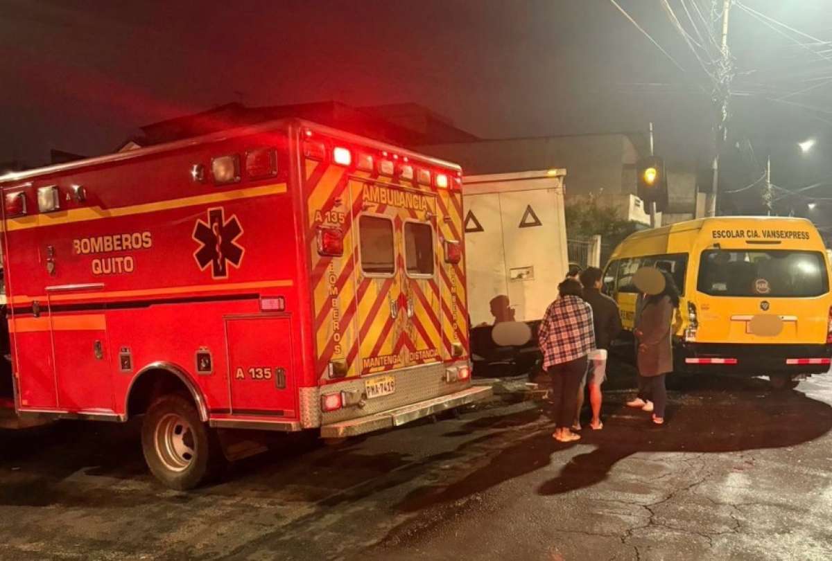Equipos de emergencia atendieron a los pasajeros heridos tras el volcamiento del bus en la avenida Sim&oacute;n Bol&iacute;var.