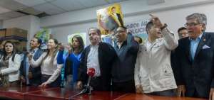 Ricardo Pati&ntilde;o (c) anunci&oacute; que no entregar&aacute;n las firmas recogidas hasta analizar la situaci&oacute;n jur&iacute;dica con MANA. 