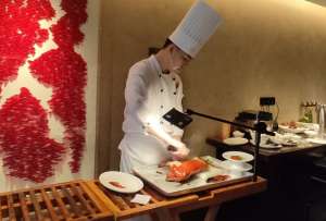 El ritual del pato Pekín: tortillas, vegetales frescos, salsas y la piel crocante más famosa de China
