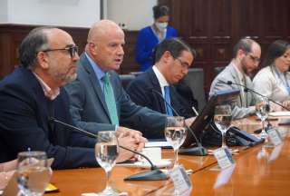 El vicepresidente Alfredo Borrero (centro) junto a Iván Correa, secretario de la Administración Pública. 