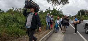 Por la carretera Panamericana, los grupos de migrantes se arriesgan a ingresar a Ecuador pese a no contar con los documentos requeridos.