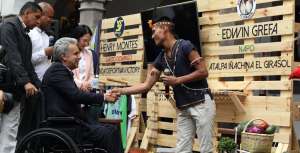 Varios j&oacute;venes beneficiarios expusieron al presidente de la Rep&uacute;blica, Len&iacute;n Moreno, sus emprendimientos.