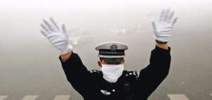El exceso de poblaci&oacute;n, la movilidad y las industrias son algunas razones para la contaminaci&oacute;n en Pek&iacute;n.