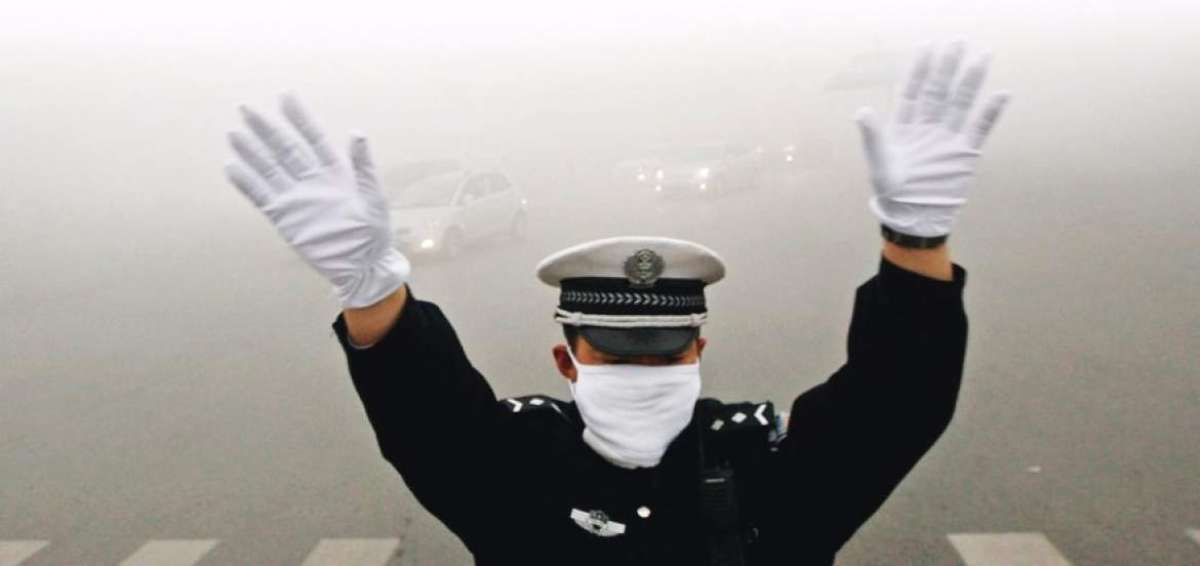 El exceso de poblaci&oacute;n, la movilidad y las industrias son algunas razones para la contaminaci&oacute;n en Pek&iacute;n.