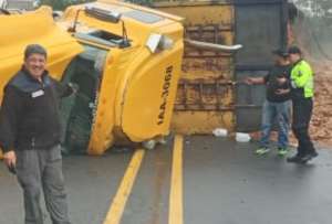 Un tráiler se volcó en la vía Alóag-Santo Domingo