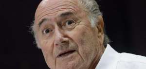 Blatter celebra su 80 cumplea&ntilde;os en su momento m&aacute;s delicado
