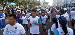 Los quite&ntilde;os se tomaron olas calles para correr para combatir el consumo de drogas.