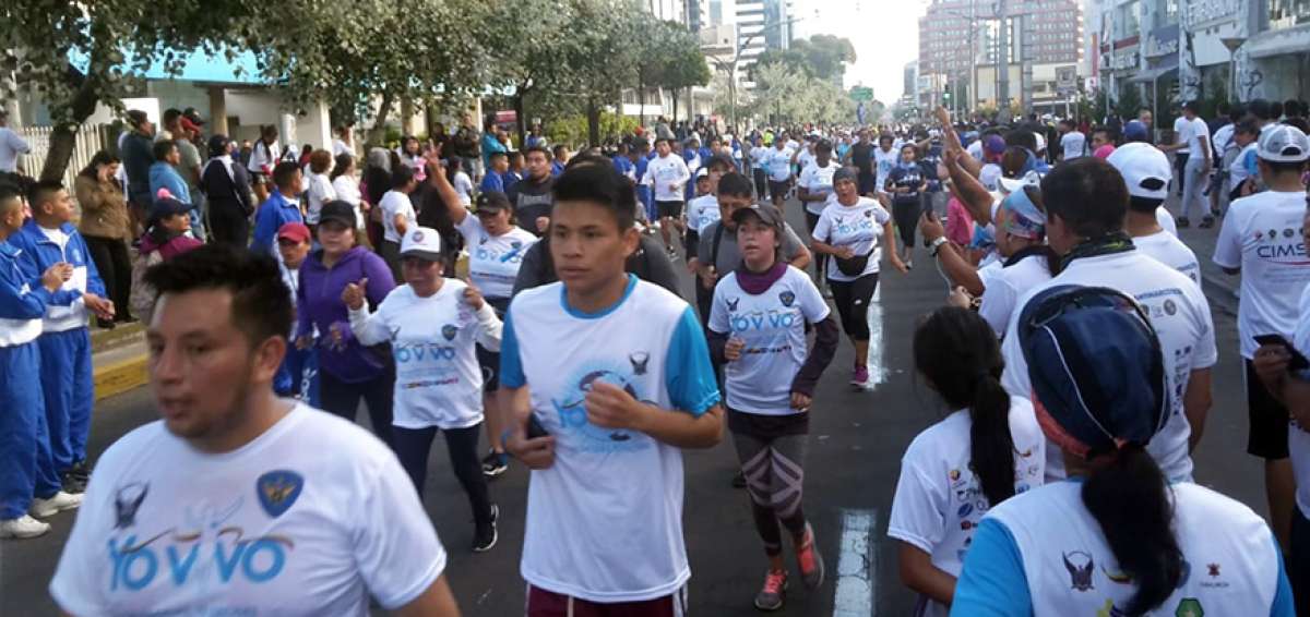 Los quite&ntilde;os se tomaron olas calles para correr para combatir el consumo de drogas.