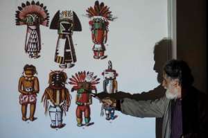 Fernando Moncayo se&ntilde;ala una kachina (mu&ntilde;eca de la cultura Hopi, Norteam&eacute;rica) con rasgos del Aya Huma. Foto: Marco Salgado/El Tel&eacute;grafo