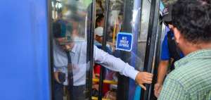 Un usuario tuvo que cerrar manualmente &lsquo;la puerta autom&aacute;tica&rsquo; de la Metrov&iacute;a porque no funcionaba bien. Esto ocurri&oacute; ayer en la Estaci&oacute;n R&iacute;o Daule (en el norte de Guayaquil).