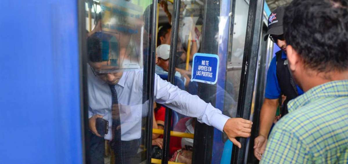 Un usuario tuvo que cerrar manualmente &lsquo;la puerta autom&aacute;tica&rsquo; de la Metrov&iacute;a porque no funcionaba bien. Esto ocurri&oacute; ayer en la Estaci&oacute;n R&iacute;o Daule (en el norte de Guayaquil).