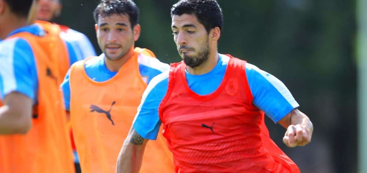 El &lsquo;Pistolero&rsquo;, como lo llaman a Su&aacute;rez (der.), no jug&oacute; la fecha pasada porque estaba suspendido.