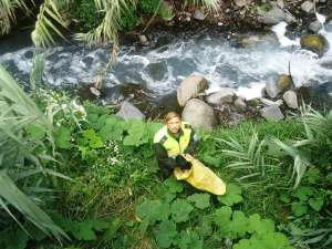 La polic&iacute;a Tania Velastegu&iacute; rescat&oacute; a &lsquo;Mois&eacute;s&rsquo;, quien fue arrojada al r&iacute;o Guano en un saco y ahora est&aacute; en un hogar temporal.