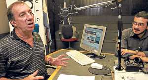 Carlos Salvador Bilardo, en una entrevista radial. El ext&eacute;cnico &lsquo;albiceleste&rsquo; fue amigo &iacute;ntimo de Grondona. Foto: Internet.