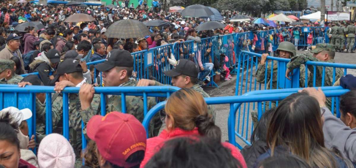 Cientos de mujeres se concentraron en los exteriores del cuartel desde el viernes. 