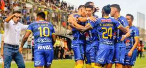 Jugadores manabitas festejando los goles.