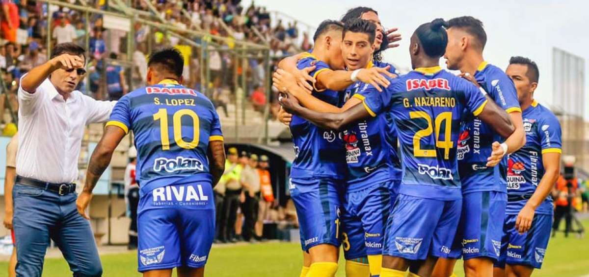 Jugadores manabitas festejando los goles.