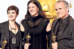 El exanalista de la CIA, Edward Snowden, felicit&oacute; en un comunicado a la periodista Laura Poitras (centro) por el Oscar al mejor documental recibido por Citizenfour. Foto: AFP