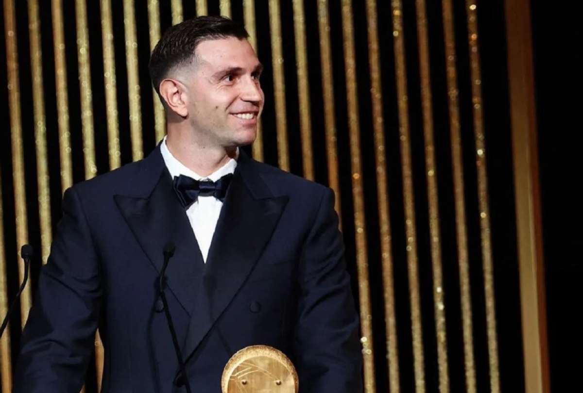 El arquero argentino fue recibido con desaprobación por el público francés en su llegada a la ceremonia.