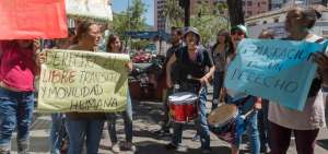 Grupos a favor de que se deje sin efecto la medida, en los exteriores de la Unidad Judicial.