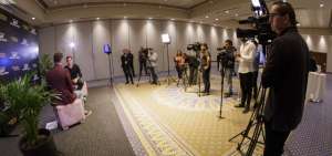 En un sal&oacute;n del hotel Hilton Col&oacute;n, tres camar&oacute;grafos, un fot&oacute;grafo y m&aacute;s personal de Medios P&uacute;blicos formaron el equipo que realiz&oacute; la entrevista al jugador suizo.