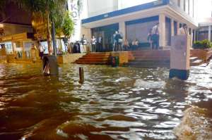 En toda la ciudad se presentaron inconvenientes por las calles inundadas. Urdesa (foto), Alborada, La Garzota y el suburbio resultaron afectados. Foto: Eduardo Escobar / El Tel&eacute;grafo.