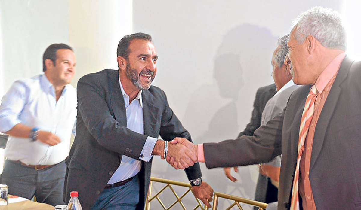 Nassib Neme, presidente de Emelec, saluda a varios dirigentes que llegaron la ma&ntilde;ana de ayer a la reuni&oacute;n de creaci&oacute;n de la Liga Profesional. Foto: Alfredo Piedrah&iacute;ta / El Tel&eacute;grafo