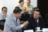 Juan Zapata (izq), ministro del Interior e Iván Saquicela (der.), presidente de la Corte de Justicia, se reunieron para analizar medidas sobre arresto domiciliario. 