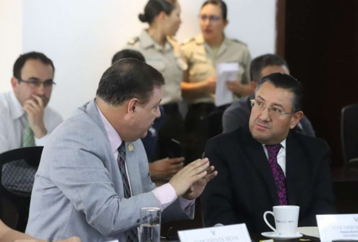 Juan Zapata (izq), ministro del Interior e Iván Saquicela (der.), presidente de la Corte de Justicia, se reunieron para analizar medidas sobre arresto domiciliario.
