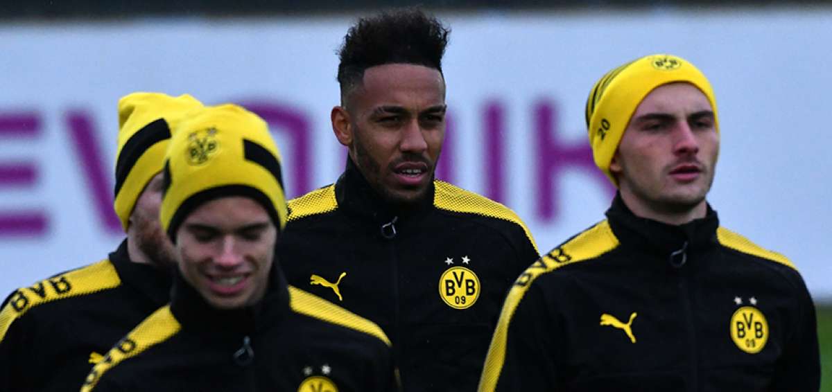 &rarr;Kevin-Prince Boateng (centro) entrena con sus compa&ntilde;eros, luego de la &uacute;ltima jornada de la Bundesliga; el Dortmund tiene un camino complicado.
