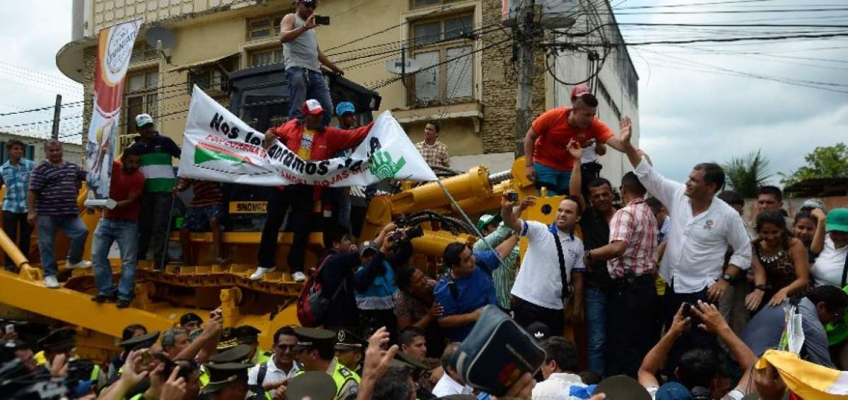 Correa entreg&oacute; maquinaria e inspeccion&oacute; obras en Manab&iacute;