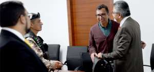 Diego T. (saco de lana) y su abogado reciben con alegr&iacute;a la resoluci&oacute;n de la jueza al finalizar la audiencia.