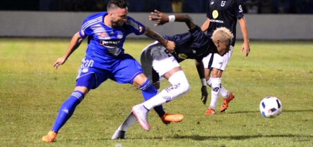Emanuel Herrera es marcado por Henry Cang&aacute; en el partido disputado en el estadio 7 de Octubre.