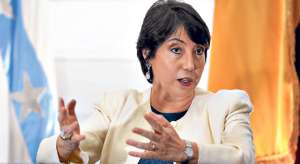 La embajadora de Per&uacute; en Ecuador, Elizabeth Astete, visit&oacute; las instalaciones de Editogran, donde se imprime EL TEL&Eacute;GRAFO. Foto: Karly Torres / El Tel&eacute;grafo 