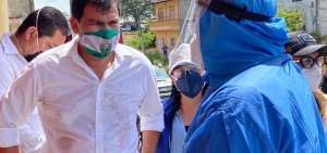 C&eacute;sar Litardo durante la entrega de kits alimenticios en Palenque, provincia de Los R&iacute;os.