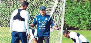 Ram&oacute;n D&iacute;az (centro) dirigir&aacute; la tarde de hoy un entrenamiento con el grupo de jugadores paraguayos. En Guayaquil la plantilla se completar&aacute;.