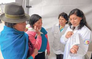 Moradoras del sector Nueva Aurora, al sur de Quito, conocieron c&oacute;mo alimentarse de forma saludable. Adem&aacute;s se les realiz&oacute; un chequeo. Foto: &Aacute;lvaro P&eacute;rez.