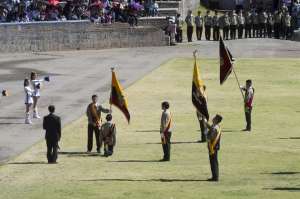 Los alumnos de 3ro de bachillerato a nivel nacional cumplieron con el juramento a la bandera. Foto: Jhon Guevara/ EL TEL&Eacute;GRAFO