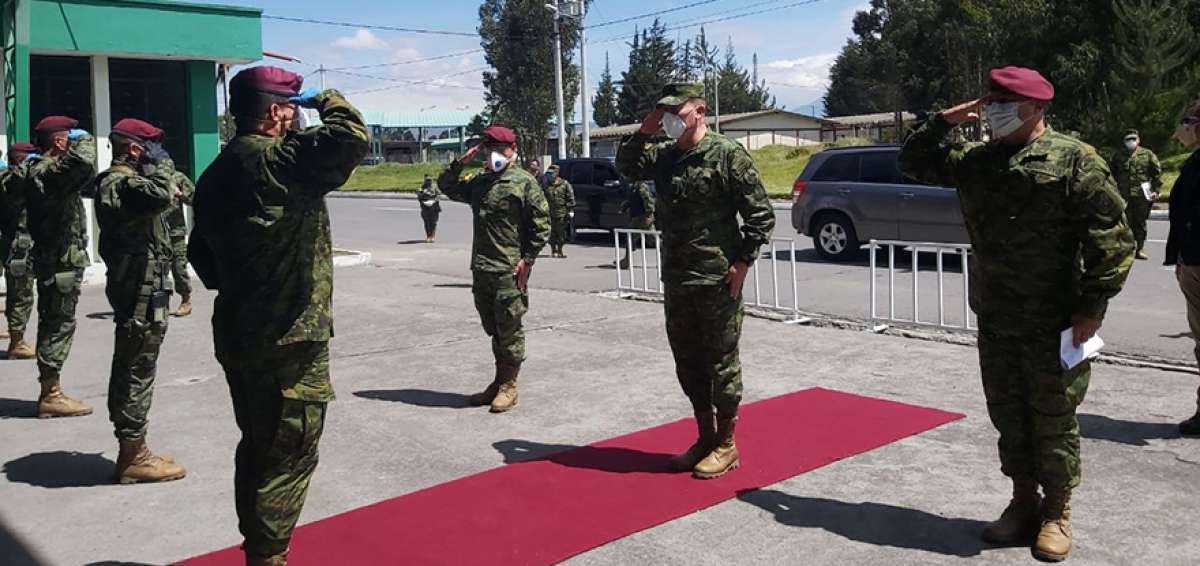 Comandante del ej&eacute;rcito visit&oacute; centro de aislamiento para soldados contagiados