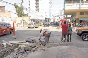 Los materiales de construcci&oacute;n obstruyen el paso de peatones en la intersecci&oacute;n de V. M. Rend&oacute;n y Rumichaca. Foto: Eduardo Escobar/El Tel&eacute;grafo